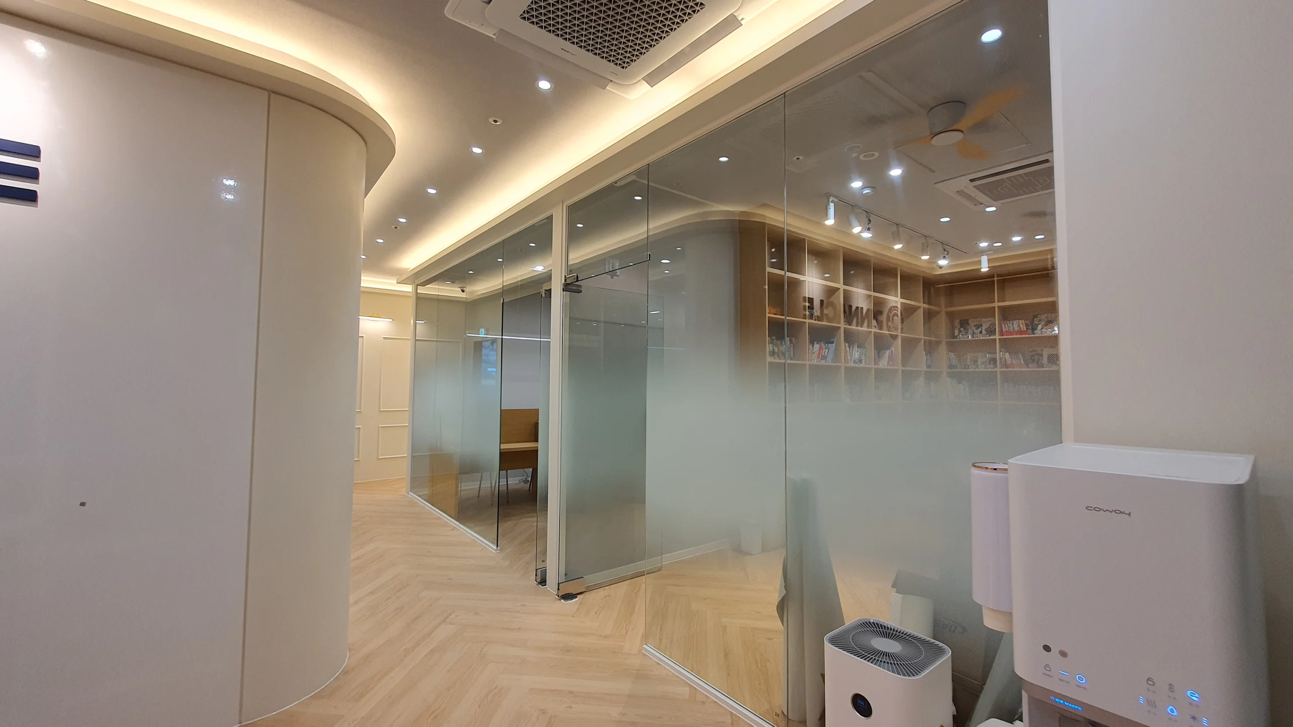 상담형 학원매장리모델링 곡선 벽과 간접조명을 둔 상담 공간 완성 사진